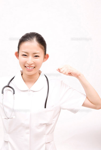 力こぶを作る女性看護師 の写真素材 イラスト素材 アマナイメージズ
