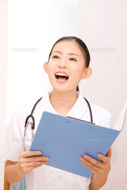 患者を呼ぶ笑顔の女性看護師 の写真素材 イラスト素材 アマナイメージズ
