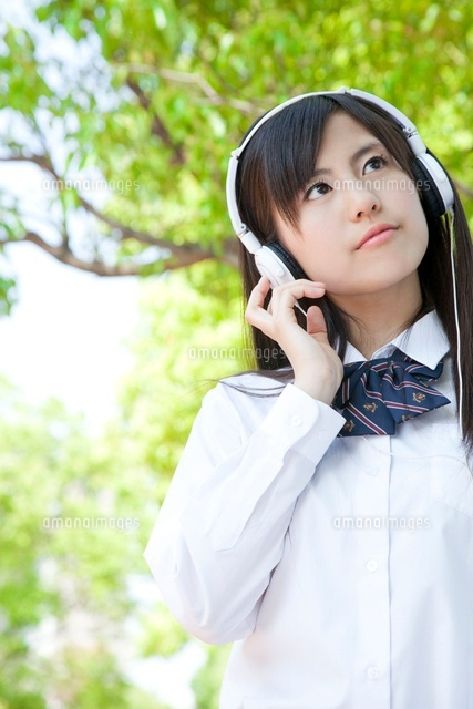 ヘッドフォンで音楽を聴く女子高校生 の写真素材 イラスト素材 アマナイメージズ