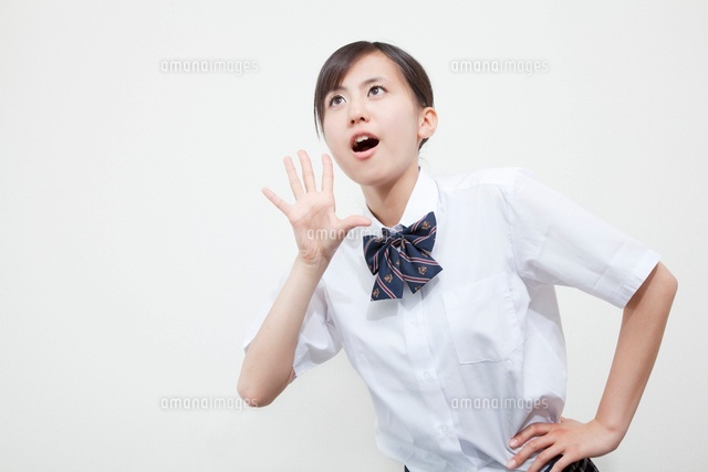 大声で叫ぶ女子高校生 の写真素材 イラスト素材 アマナイメージズ