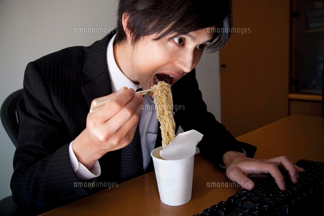 デスクでカップラーメンを食べるビジネスマン の写真素材 イラスト素材 アマナイメージズ
