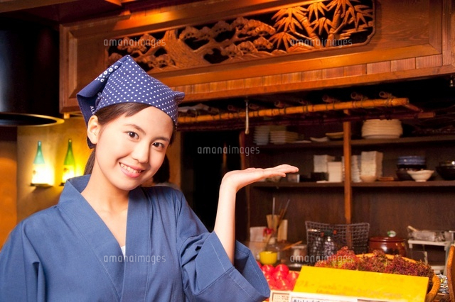 微笑む居酒屋店員 の写真素材 イラスト素材 アマナイメージズ