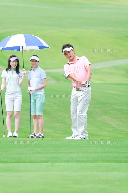 アプローチショットを打つ男性 の写真素材 イラスト素材 アマナイメージズ