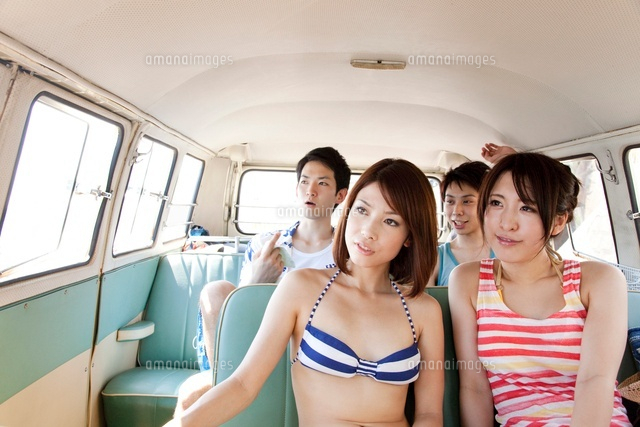 車の窓から景色を眺める男女 の写真素材 イラスト素材 アマナイメージズ