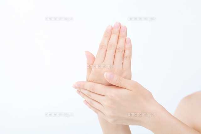 手の甲にクリームを塗る女性の手元 の写真素材 イラスト素材 アマナイメージズ 手の甲にクリームを塗る女性の手元 の写真素材 イラスト素材 アマナイメージズ