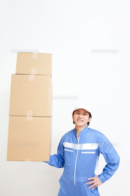 片手で荷物を持つ引越し業者 の写真素材 イラスト素材 アマナイメージズ