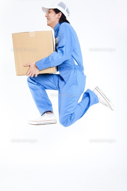 荷物を運ぶ引越し業者 の写真素材 イラスト素材 アマナイメージズ