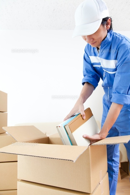段ボールに本を入れる引越し業者 の写真素材 イラスト素材 アマナイメージズ