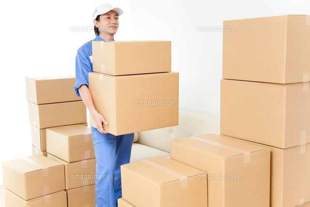 荷物を運ぶ引越し業者 の写真素材 イラスト素材 アマナイメージズ
