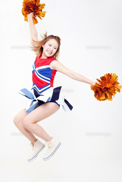 ジャンプするチアガール の写真素材 イラスト素材 アマナイメージズ
