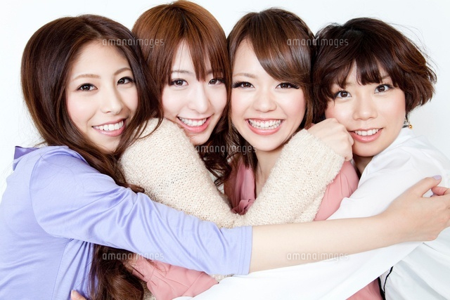 抱き合う女性達 の写真素材 イラスト素材 アマナイメージズ