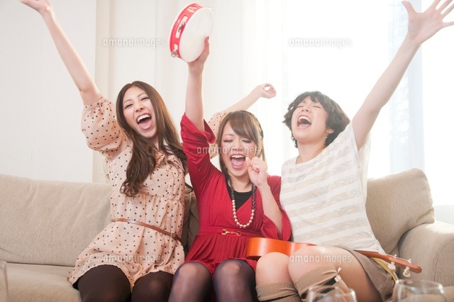 楽器を持って騒ぐ女性3人 の写真素材 イラスト素材 アマナイメージズ