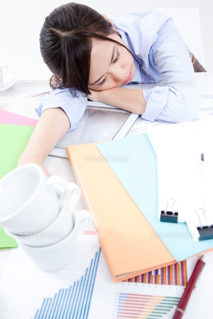 残業するol の写真素材 イラスト素材 アマナイメージズ 残業するol の写真素材 イラスト素材 アマナイメージズ