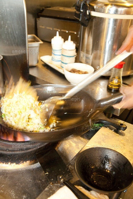 チャーハンを炒める調理師の手元 の写真素材 イラスト素材 アマナイメージズ
