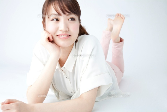 頬杖をつき微笑む女性 の写真素材 イラスト素材 アマナイメージズ
