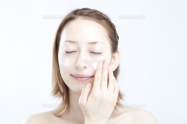 下地クリームを塗る女性 11031081569 の写真素材 イラスト素材 アマナイメージズ