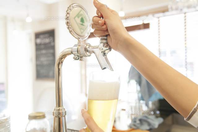 サーバーでビールを注ぐカフェ店員 の写真素材 イラスト素材 アマナイメージズ