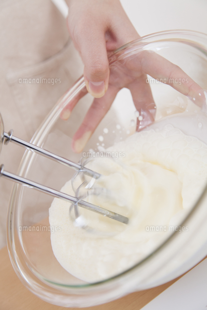 ホイップクリームを混ぜる女性の手元 の写真素材 イラスト素材 アマナイメージズ