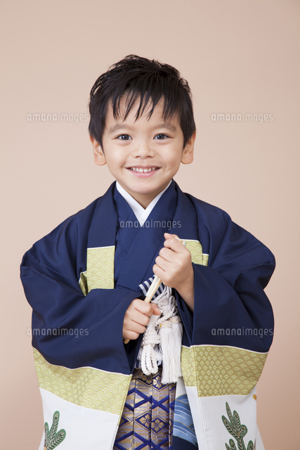 羽織姿で微笑む男児 の写真素材 イラスト素材 アマナイメージズ