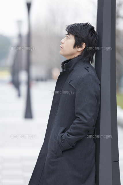 街灯にもたれるビジネスマン の写真素材 イラスト素材 アマナイメージズ