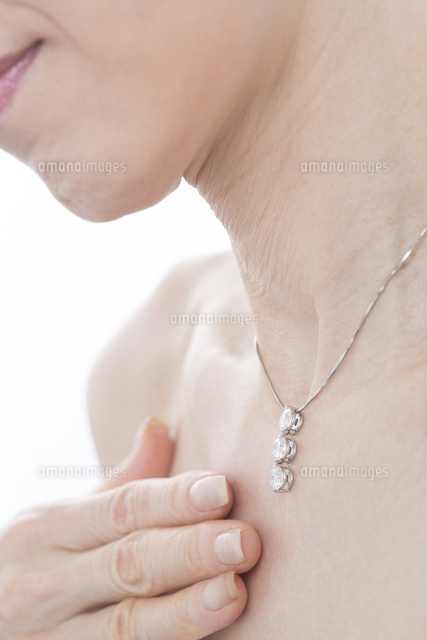 ネックレスをつけた女性 11031090359 の写真素材 イラスト素材 アマナイメージズ