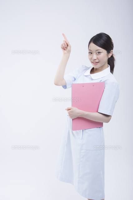 指差しをする看護師 の写真素材 イラスト素材 アマナイメージズ