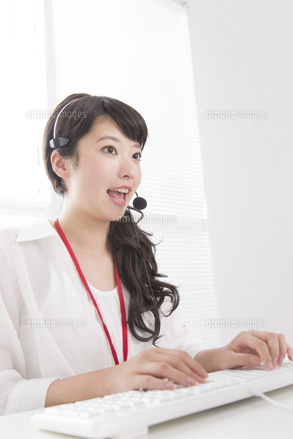 電話応対をするol の写真素材 イラスト素材 アマナイメージズ