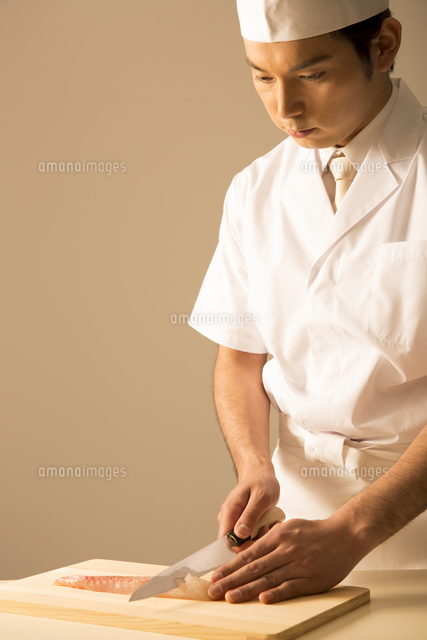 刺身を切る板前 の写真素材 イラスト素材 アマナイメージズ
