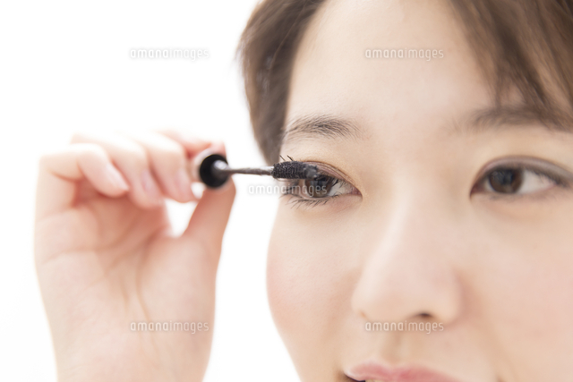 マスカラをつける女性 の写真素材 イラスト素材 アマナイメージズ
