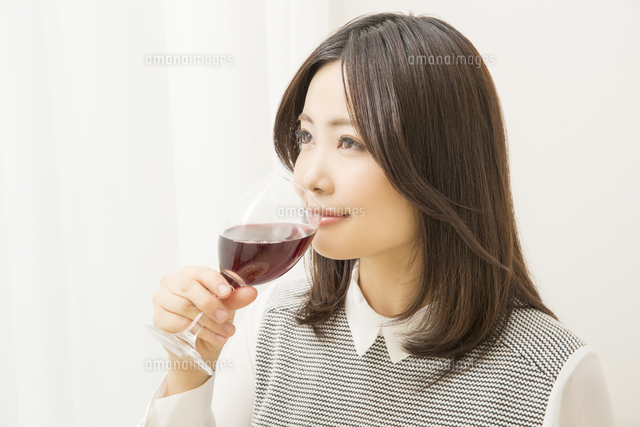 ワインを飲む女性 の写真素材 イラスト素材 アマナイメージズ ワインを飲む女性 の写真素材 イラスト素材 アマナイメージズ