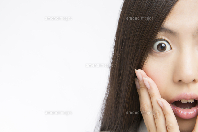 びっくりする女性 の写真素材 イラスト素材 アマナイメージズ