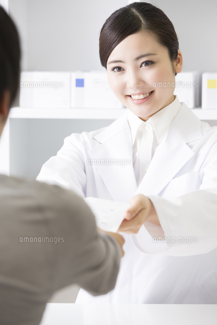 薬を手渡す薬剤師 の写真素材 イラスト素材 アマナイメージズ