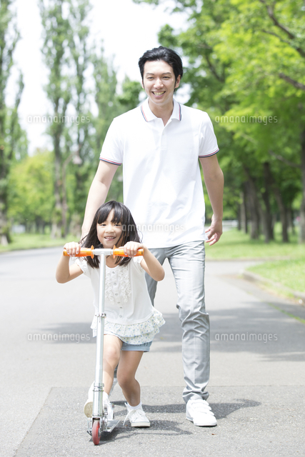 キックボードに乗る女の子と男性 の写真素材 イラスト素材 アマナイメージズ キックボードに乗る女の子と男性 の写真素材 イラスト素材 アマナイメージズ