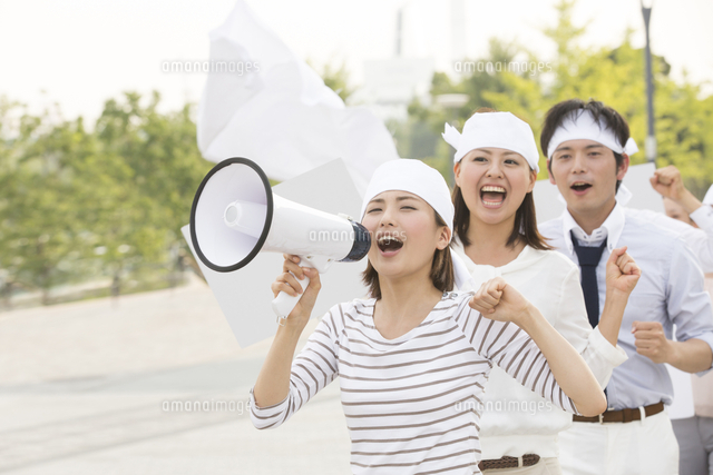 デモ行進をする人々 の写真素材 イラスト素材 アマナイメージズ