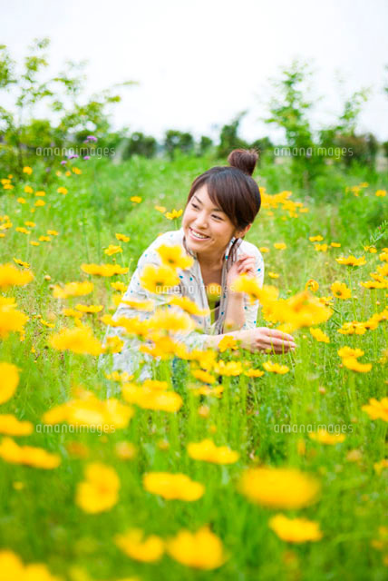 花畑に座る日本人女性 の写真素材 イラスト素材 アマナイメージズ