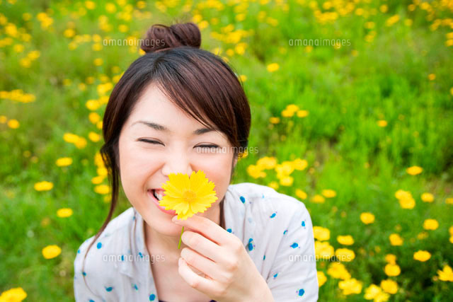 花を持つ日本人女性 の写真素材 イラスト素材 アマナイメージズ