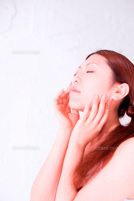 目を閉じた女性の横顔 の写真素材 イラスト素材 アマナイメージズ