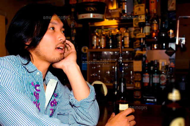 バーでお酒を飲む日本人男性 の写真素材 イラスト素材 アマナイメージズ