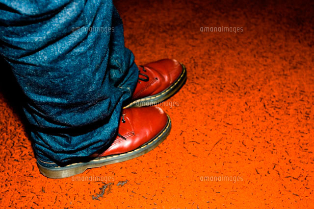 ジーンズをはいている男性の足もと の写真素材 イラスト素材 アマナイメージズ