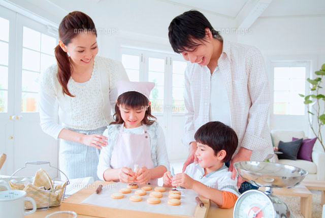 お菓子作りをする家族 の写真素材 イラスト素材 アマナイメージズ