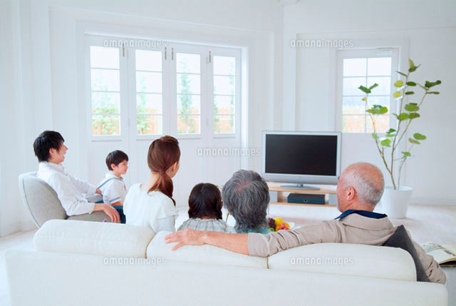 テレビを観る3世代家族 の写真素材 イラスト素材 アマナイメージズ