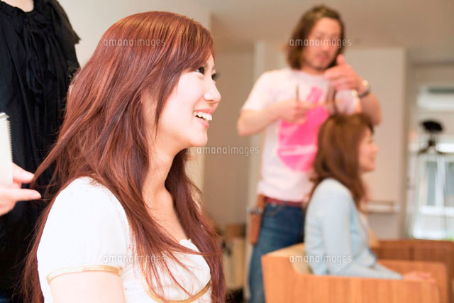 美容室で髪を切る母と娘 の写真素材 イラスト素材 アマナイメージズ