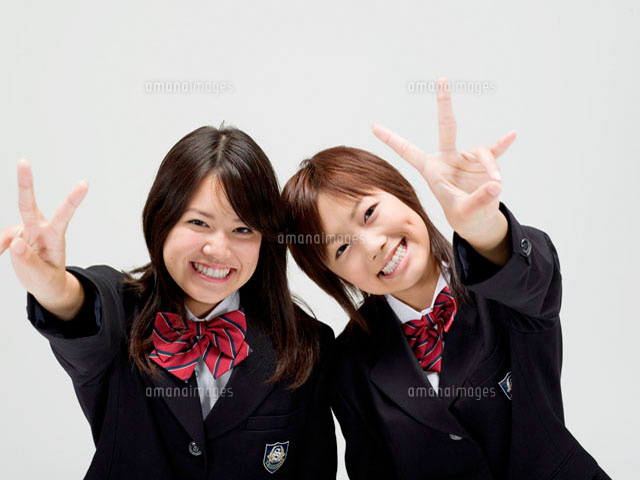 ピースを制服姿の日本人女子高生2人 の写真素材 イラスト素材 アマナイメージズ