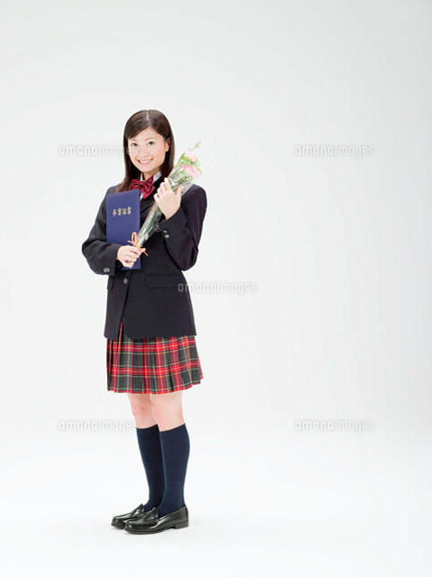 卒業証書と花束を持つ日本人女子高生 の写真素材 イラスト素材 アマナイメージズ