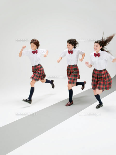 制服姿で走る3人の日本人女子高生 の写真素材 イラスト素材 アマナイメージズ