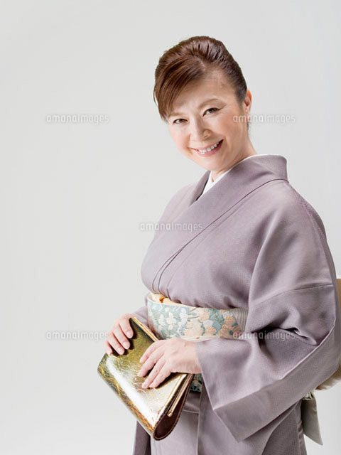 和服姿の日本人50代女性 の写真素材 イラスト素材 アマナイメージズ