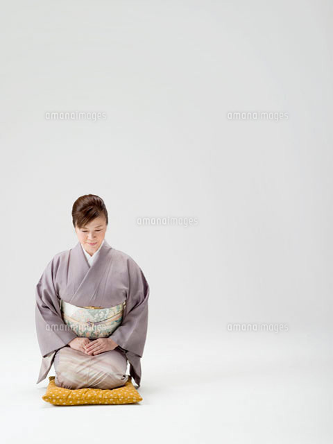 座布団に座る和服姿の日本人50代女性 の写真素材 イラスト素材 アマナイメージズ