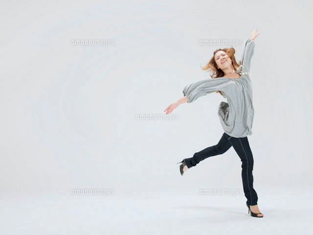 ダンスを踊る20代日本人女性[11032002690]の写真・イラスト素材