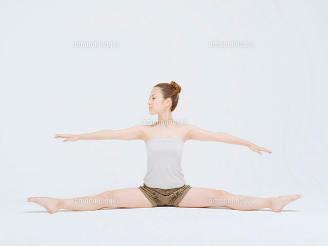 開脚する代日本人女性 の写真素材 イラスト素材 アマナイメージズ