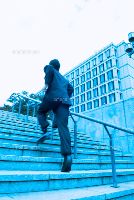 階段を上るビジネスマン の写真素材 イラスト素材 アマナイメージズ